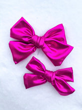 Cargar imagen en el visor de la galería, Love Collection Hand Tied Bows
